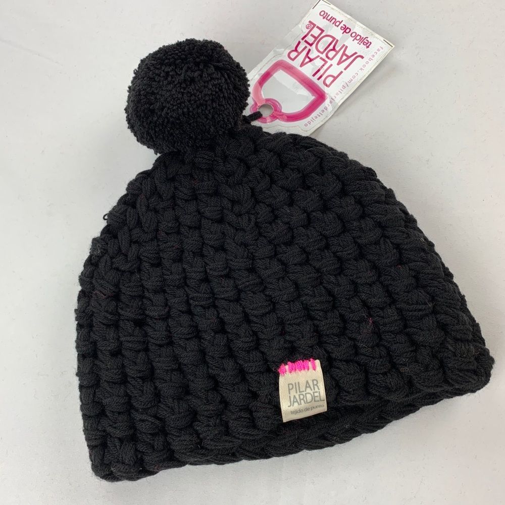 NWT Black beanie with pompom  100% wool OS